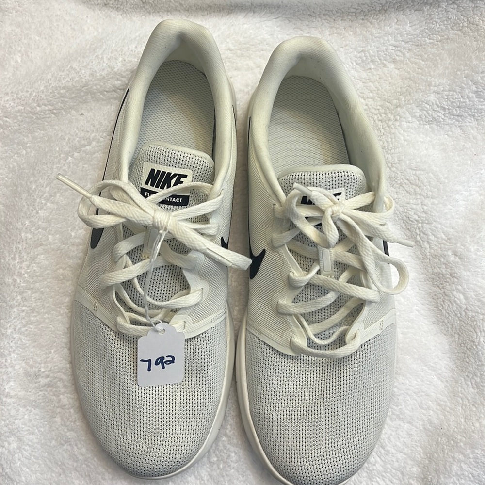 EUC NIKE SIZE 10 SHOES
